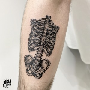 tatuaje_brazo_calavera_logia_barcelona_paula_soria